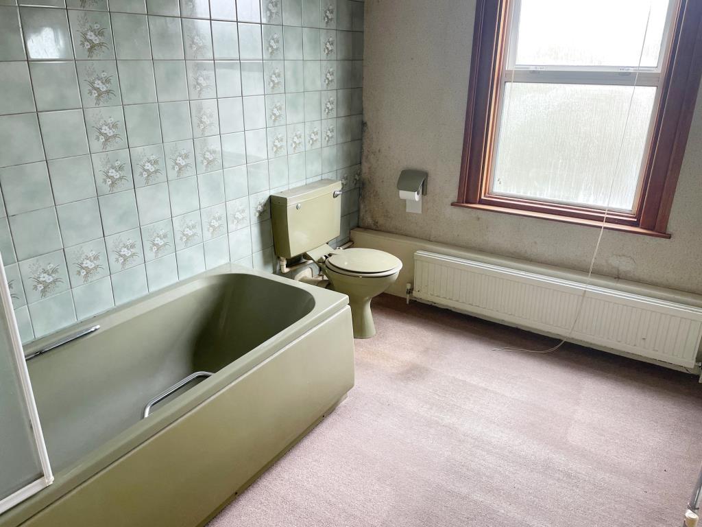 Lot: 19 - THREE STOREY HOUSE FOR IMPROVEMENT -